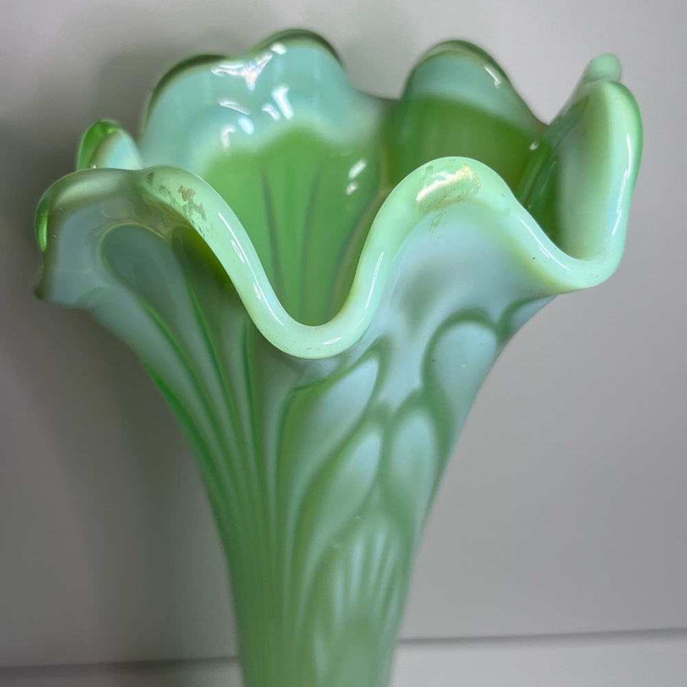Antique Jefferson Green Opalescent Vase “Tokyo” Pattern, Seafoam Glass, 3-Footed - Picture 8 of 17